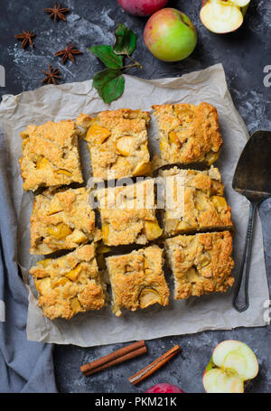 Pane appena sfornato la torta di mele tagliate a pezzi, pasticceria fatti in casa Foto Stock