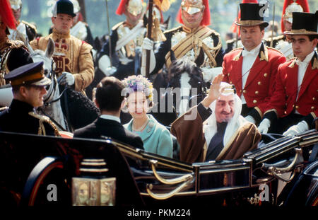 Una visita di Stato in maggio; 1967; Sua Maestà la Regina Elisabetta II, accompagnata dal marito, il Duca di Edinbugh (Prince Phillip), corse in un carrello aperto con re Faisal di Arabia Saudita sul Mall verso Buckingham Palace. Essi sono accompagnati dalle guardie in abito cerimoniale. Foto Stock