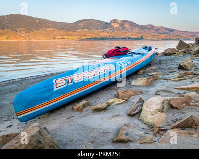 Fort Collins, CO, Stati Uniti d'America - 3 Settembre 2017: Racing stand up paddleboard (tutte le star da dritta) su una calma Horsetooth serbatoio di sunrise durante il lavoro Foto Stock