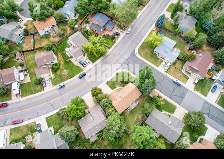 Fort Collins, CO, Stati Uniti d'America - Luglio 19, 2018:: veduta aerea di un tipico quartiere residenziale lungo Front Range delle montagne rocciose in uno scenario d'estate. Foto Stock