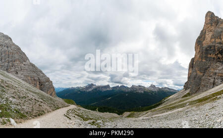 Il pittoresco paesaggio di montagna della Val Gardena in Alta Badia nelle Dolomiti in Italia Foto Stock