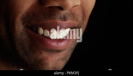 Vicino sul maschio nero labbra Foto Stock