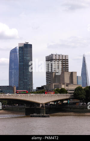 Waterloo Bridge e dello skyline di Londra tra cui la Shard e South Bank Tower Agosto 2018 Foto Stock