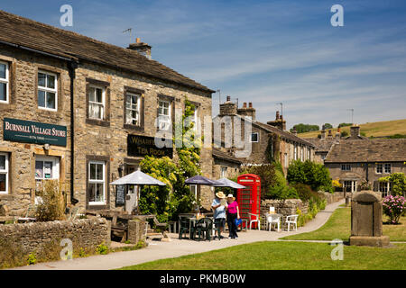 Regno Unito, Yorkshire, Wharfedale, Burnsall, shop, vecchia casella Telefono e sala da tè sul villaggio verde Foto Stock
