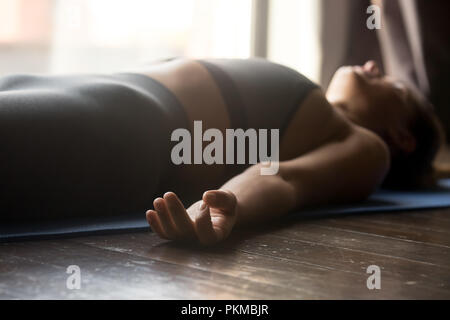 Giovane donna sportiva in Savasana, vista ravvicinata Foto Stock