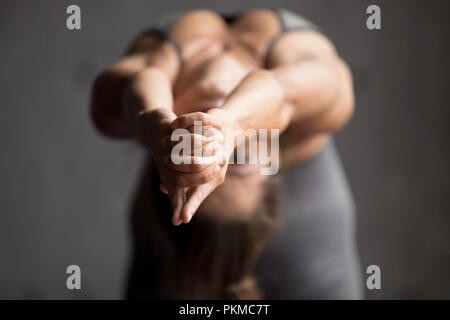 Giovane donna sportivo facendo esercizio di cammello, vista ravvicinata Foto Stock