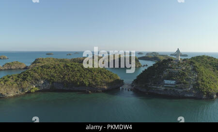 Piccole isole in centinaia di isole del Parco Nazionale con la statua di Gesù Cristo, Pangasinan, Filippine. Vista aerea del gruppo di piccole isole con spiagge e lagune, famosa attrazione turistica, Alaminos. Foto Stock