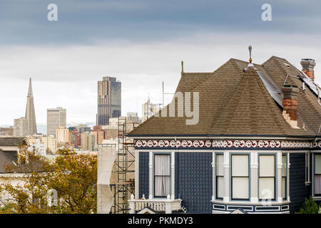 Dettaglio di una casa Vittoriana con skyline di San Francisco in background Foto Stock