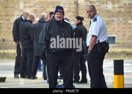 I membri del POA, il sindacato per il personale carcerario, protestando al di fuori delle scrub di HMP Wormwood a Londra, dopo una relazione dannosa avvertì di una pericolosa mancanza di controllo a HMP Bedford. Foto Stock