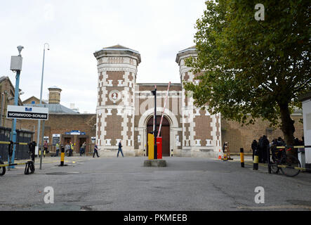 I membri del POA, il sindacato per il personale carcerario, protestando (a destra) al di fuori delle scrub di HMP Wormwood a Londra, dopo una relazione dannosa avvertì di una pericolosa mancanza di controllo a HMP Bedford. Foto Stock