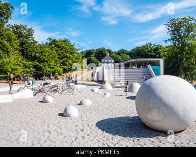 Turisti alla, GeoCenter Møns Klint, Møns Klint, famoso Chalk Cliffs, Isola di Mons, Danimarca, l'Europa. Foto Stock