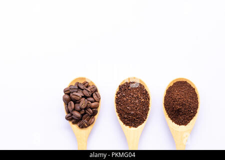 Cucchiai di legno riempito di caffè in grani frantumati e caffè macinato su sfondo bianco Foto Stock