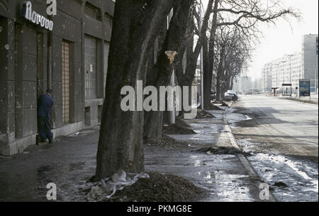 Il 15 marzo 1993 durante l'assedio di Sarajevo: la vista verso ovest lungo il vicolo di cecchino nel Dolac Malta area. Foto Stock