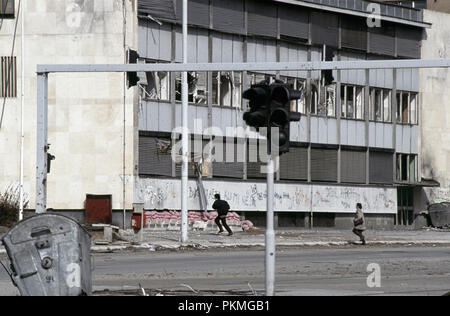 Il 15 marzo 1993 durante l'assedio di Sarajevo: persone corrono da cecchino vicino al Hotel Bristol su Sniper Alley. Foto Stock