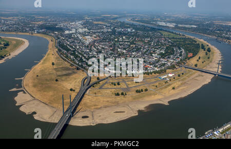 Vista aerea, Rheinwiesen Oberkassel, bassa marea sul Reno, siccità, aridità, ponte Rheinkniebrücke, Düsseldorf, Renania Foto Stock