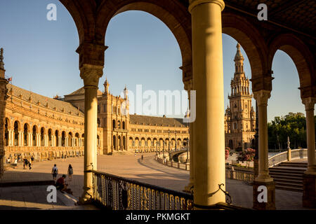 Spagna, Siviglia, Europa, GRUPPO DI PERSONE IN CITTÀ contro il cielo chiaro a Plaza de Espana Foto Stock