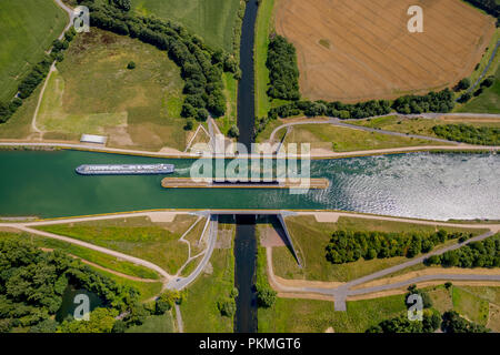 Vista aerea, ponte sul canale di acqua, bridge, canal intersezione con il fiume Lippe, la navigazione delle navi, nave da carico, navigazione interna Foto Stock