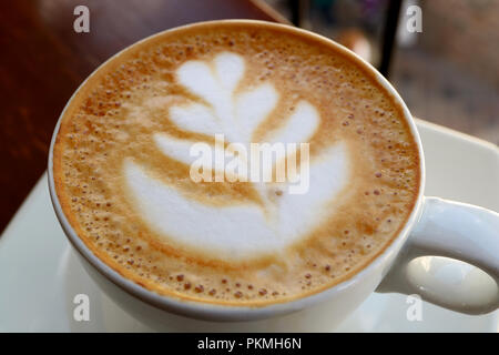 Chiuso fino a caldo il caffè cappuccino con Latte Art in una tazza bianca Foto Stock