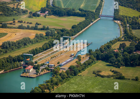 Vista aerea, Flaesheim lock sul canal Wesel-Datteln nel distretto di Flaesheim, navigazione interna e la nave da carico nella serratura Foto Stock