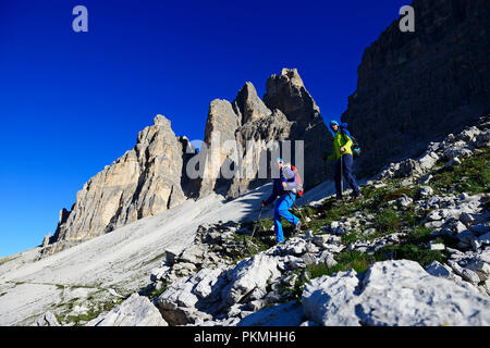 Gli escursionisti sul lato sud delle Tre Cime di Lavaredo sul modo dal Rifugio Auronzo al Büllele Joch hut Foto Stock