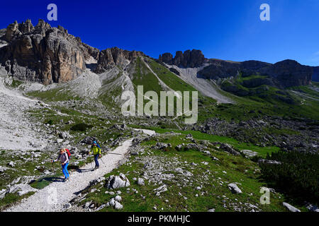 Gli escursionisti sul lato sud delle Tre Cime di Lavaredo sul modo dal Rifugio Auronzo al Büllele Joch hut Foto Stock
