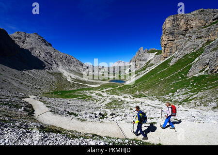 Gli escursionisti sul lato sud delle Tre Cime di Lavaredo sul modo dal Rifugio Auronzo al Büllele Joch hut Foto Stock