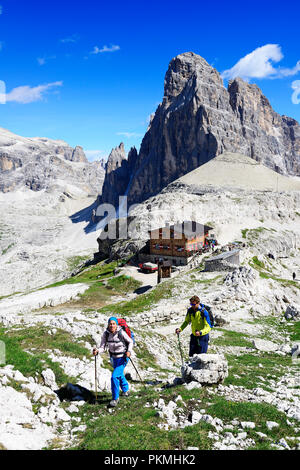 Gli escursionisti al di sopra del Büllele-Joch-Hütte e il vertice della Einser, Dolomiti di Sesto - Alta Pusteria - Alto Adige, Italia Foto Stock