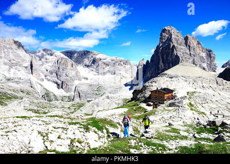 Gli escursionisti al di sopra del Büllele-Joch-Hütte e il vertice della Einser, Dolomiti di Sesto - Alta Pusteria - Alto Adige, Italia Foto Stock