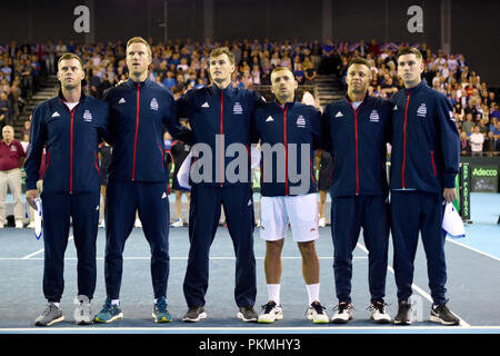 (Da sinistra a destra) Gran Bretagna Leon Smith, Dominic Inglot, Jamie Murray, Daniel Evans Jay Clarke e Cameron Norrie cantare l'inno nazionale prima della Coppa Davis corrispondono a Emirates Arena, Glasgow. Foto Stock