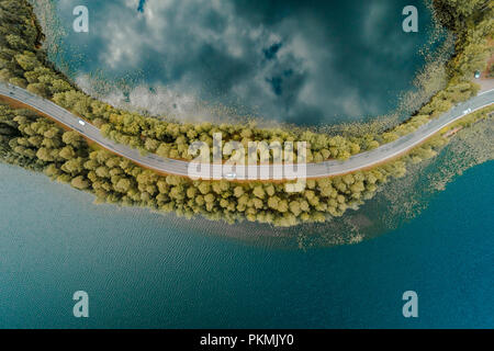 Strada stretta tra due laghi visto dal cielo, Punkaharju Finlandia Foto Stock