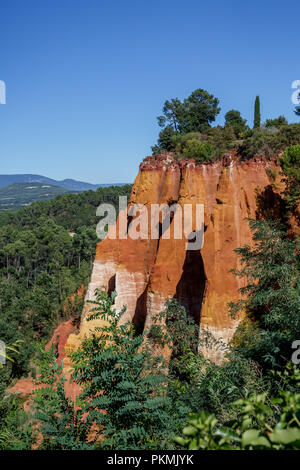 Paesaggio ocra nel parco naturale nei pressi di Rossiglione. Provenza, Francia Foto Stock