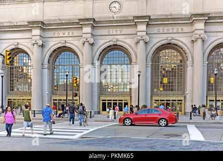 Il traffico pedonale di fronte alla Torre centro città sulla pubblica piazza, centro di Cleveland, Ohio, USA. Foto Stock