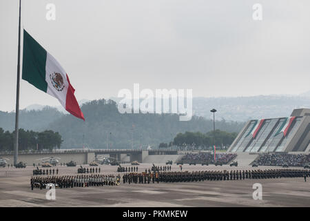 Città del Messico. Xiii Sep, 2018. Una grande bandiera messicana lembi nel vento come una tempesta arriva al di sopra di una parata militare ospitato dal Presidente messicano Enrique PeÐ¦un Nieto presso l eroica Collegio Militar (Accademia Militare) in Città del Messico, Messico, Sett. 13, 2018. Credito: Us Joint personale/Russo/Look ZUMA filo/Alamy Live News Foto Stock