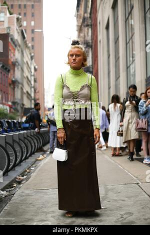 Wilhelmsson Tyra-Stina in posa sulla strada fuori dell'Maryam Nassir mostra durante la settimana della moda di New York - Settembre 12, 2018 - Foto: Pista Manhattan ***per solo uso editoriale*** | Utilizzo di tutto il mondo Foto Stock