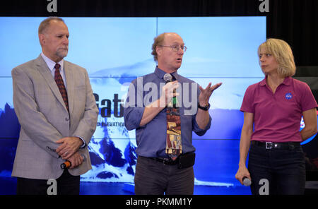 Settembre 13, 2018 - Base aerea di Vandenberg, California, Stati Uniti d'America - Bill Barnhart, ICESat-2 Program Manager, Northrop Grumman, sinistra, Doug McLennan, ICESat-2 Project Manager, NASA Goddard Space Flight Center, centro e Cathy Richardson, Vice responsabile del programma, Scienza della Terra Divisione Progetti, NASA Goddard Space Flight Center, sono visti durante un ghiaccio della NASA, Cloud e terra via satellite di elevazione-2 (ICESat-2) prelaunch briefing, Giovedì, Settembre 13, 2018 a Vandenberg Air Force Base in California. Il ICESat-2 missione potrà misurare il cambiamento di altezza di terra del ghiaccio. Photo credit: (NASA/Bill Ingalls) Foto Stock