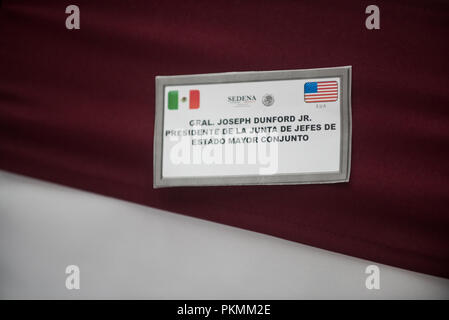 Città del Messico. Xiii Sep, 2018. Stati Uniti Marine Corps gen. Joe Dunford, presidente del Comune di capi di Stato Maggiore, parla messicano con il Brig. Gen. Mario Verduzco, Vice Direttore dell'Eroica Colegio Militar (militare messicano Academy), dopo una parata militare ospitato dal Presidente messicano, Enrique PeÐ¦un Nieto, a Città del Messico, Sett. 13, 2018. Credito: Us Joint personale/Russo/Look ZUMA filo/Alamy Live News Foto Stock