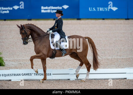 Tryon, Stati Uniti d'America. Xiii Sep, 2018. Equestre, FEI World Equestrian Game 2018, Grand Prix de Dressage: Isabell Werth cavalcare il suo cavallo bella rosa attraverso l'anello di dressage. Credito: Stefan Lafrentz/dpa/Alamy Live News Foto Stock