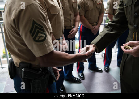 Città del Messico. Xiii Sep, 2018. Stati Uniti Marine Corps gen. Joe Dunford, presidente del Comune di capi di Stato Maggiore, si incontra con il Marine guardie di sicurezza presso l'U.S. Ambasciata a Città del Messico, Messico, Sett. 13, 2018. (DoD Foto di U.S. Army Sgt. James K. McCann) US Joint Staff via globallookpress.com Credito: Us Joint personale/Russo/Look ZUMA filo/Alamy Live News Foto Stock