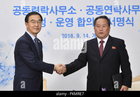 Settembre 14, 2018 - Seoul, Corea del Sud - Sep 14, 2018-Kaesong, Nord Corea Korea-South unificazione del Ministro Myoung Cho-gyon, sinistra stringe la mano con Ri figlio Gwon, presidente del Nord del Comitato per la riunificazione pacifica, a destra dopo la firma del documento nel corso di una cerimonia di apertura per due Coree' primo ufficio di collegamento a Kaesong, Corea del Nord, venerdì 7 settembre 14, 2018.(Immagine di credito: © Ryu Seung-Il/ZU Foto Stock