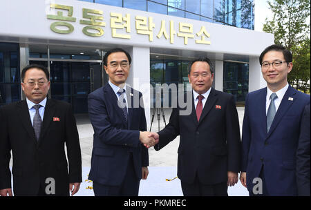 Settembre 14, 2018 - Seoul, Corea del Sud - Sep 14, 2018-Kaesong, Nord Corea Korea-South unificazione del Ministro Myoung Cho-gyon, sinistra stringe la mano con Ri figlio Gwon, presidente del Nord del Comitato per la riunificazione pacifica, a destra dopo la firma del documento nel corso di una cerimonia di apertura per due Coree' primo ufficio di collegamento a Kaesong, Corea del Nord, venerdì 7 settembre 14, 2018.(Immagine di credito: © Ryu Seung-Il/ZU Foto Stock