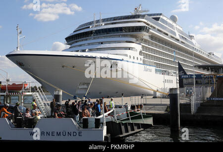 14 settembre 2018, Meclemburgo-Pomerania, Rostock: Warnow traghetto ormeggiato nella parte anteriore della nave da crociera Marina di Oceania Cruises. È Warnemuende ospita per la prima crociera di Rostock Festival. Il nuovo festival marittimo della città anseatica, tra il 14 e 16 settembre, si intende informare i visitatori circa crociere, tra le altre cose, e allo stesso tempo circa il rendimento della costruzione navale nel Meclemburgopomerania Occidentale. Foto: Bernd Wüstneck/dpa Foto Stock