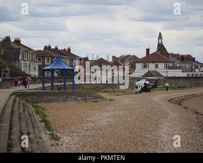 Sheerness, Kent, Regno Unito. Xiv Sep, 2018. Il Kent Air Ambulance sbarcati sulla spiaggia di Sheerness alle ore 14.30 di questo pomeriggio per assistere due ambulanze che frequentano un incidente di James Street, Sheerness. La Air Ambulance partì a 3pm, con la vittima prese a Medway Maritime hospital da strada. Credito: James Bell/Alamy Live News Foto Stock