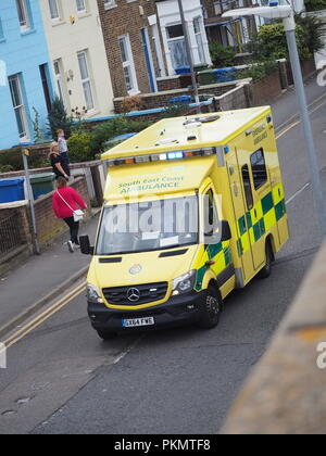 Sheerness, Kent, Regno Unito. Xiv Sep, 2018. Il Kent Air Ambulance sbarcati sulla spiaggia di Sheerness alle ore 14.30 di questo pomeriggio per assistere due ambulanze che frequentano un incidente di James Street, Sheerness. La Air Ambulance partì a 3pm, con la vittima prese a Medway Maritime hospital da strada. Credito: James Bell/Alamy Live News Foto Stock