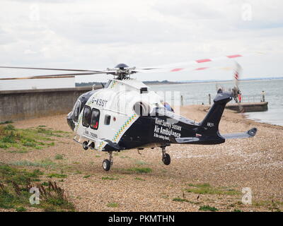 Sheerness, Kent, Regno Unito. Xiv Sep, 2018. Il Kent Air Ambulance sbarcati sulla spiaggia di Sheerness alle ore 14.30 di questo pomeriggio per assistere due ambulanze che frequentano un incidente di James Street, Sheerness. La Air Ambulance partì a 3pm, con la vittima prese a Medway Maritime hospital da strada. Credito: James Bell/Alamy Live News Foto Stock