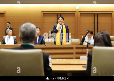 Tokyo, Giappone. Xiv Sep, 2018. Yoshimasa Hayashi, ministro giapponese dell'Istruzione, Cultura, Sport, Scienza e Tecnologia, parla al seminario tra il Tibetano di scambio culturale e di delega ai legislatori giapponese a Tokyo in Giappone, Sett. 14, 2018. Un tibetano scambio culturale delegazione spediti dalla Cina del Consiglio di Stato Ufficio informazioni ha informato i legislatori di giapponese, premere e i gruppi religiosi circa lo sviluppo più recente di Cinese della Regione Autonoma del Tibet. Credito: Du Natalino/Xinhua/Alamy Live News Foto Stock