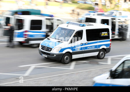 Chemnitz, in Sassonia. Xiv Sep, 2018. 14 settembre 2018, Germania, Chemnitz: le forze di polizia prima di iniziare una dimostrazione da parte della destra populista movimento Pro di Chemnitz. Credito: ---/dpa/Alamy Live News Foto Stock