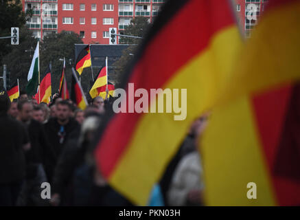 Chemnitz, in Sassonia. Xiv Sep, 2018. 14 settembre 2018, Germania, Chemnitz: i partecipanti di una dimostrazione della destra populista movimento Pro Chemnitz marzo attraverso la città. Credito: ---/dpa/Alamy Live News Foto Stock