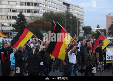 Chemnitz, in Sassonia. Xiv Sep, 2018. 14 settembre 2018, Germania, Chemnitz: i partecipanti di una dimostrazione della destra populista movimento Pro Chemnitz marzo attraverso la città. Credito: ---/dpa/Alamy Live News Foto Stock