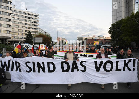 Chemnitz, in Sassonia. Xiv Sep, 2018. 14 settembre 2018, Germania, Chemnitz: i partecipanti di una dimostrazione della destra populista movimento Pro Chemnitz spostarsi attraverso la città con un banner "Ci sono le persone!!!! Credito: ---/dpa/Alamy Live News Foto Stock