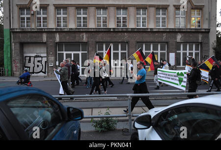 Chemnitz, in Sassonia. Xiv Sep, 2018. 14 settembre 2018, Germania, Chemnitz: i partecipanti di una dimostrazione della destra populista movimento Pro Chemnitz marzo attraverso la città. Credito: ---/dpa/Alamy Live News Foto Stock